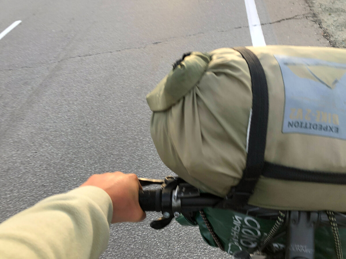 Еду. Впереди велосипеда у меня висели.