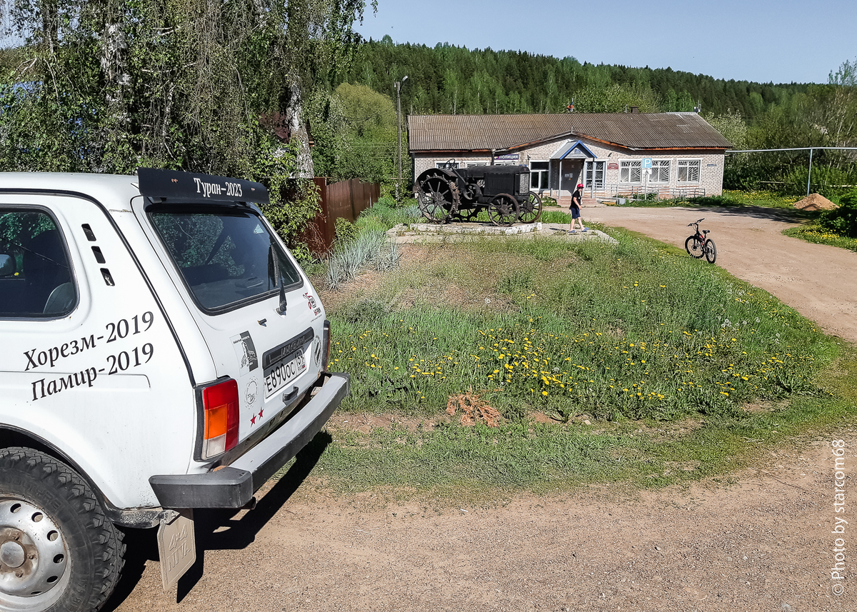 А вот и наш трактор на фоне здания полиции