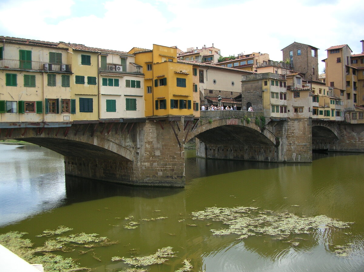 Мост Понте Веккьо во Флоренции. Видите толпу людей посредине моста и маленький бюст? Это и есть место, откуда всё началось...