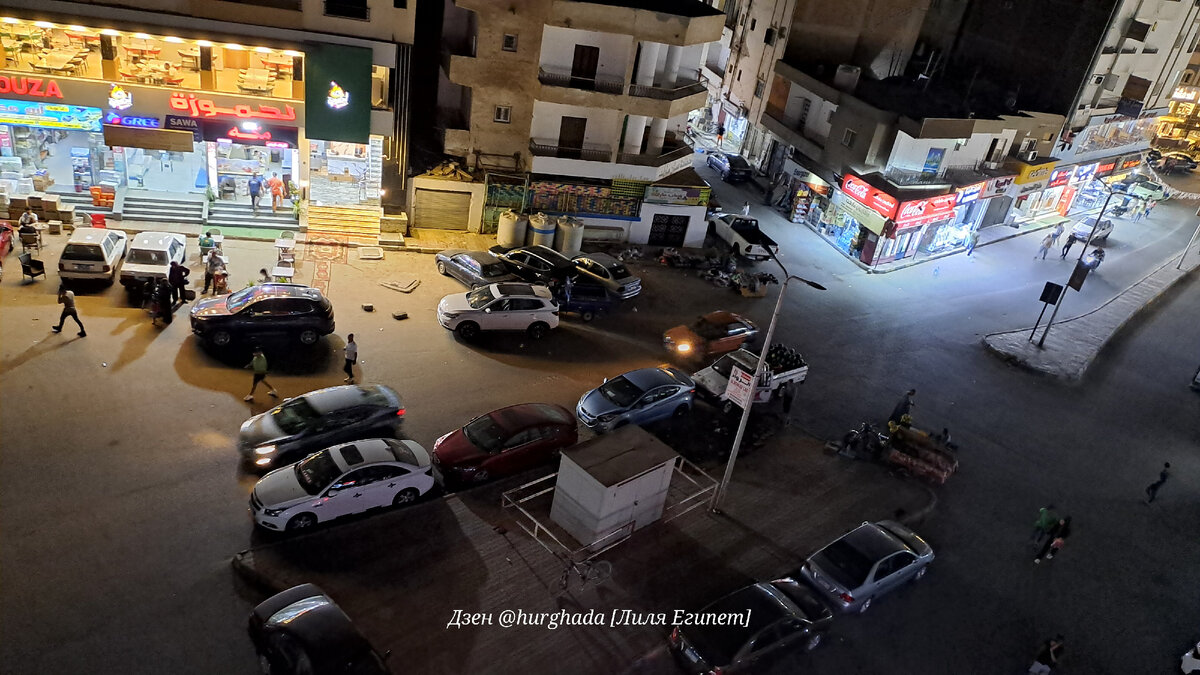 Фото сейчас. Час ночи. Люди сидят в кафе. Машины носятся. Жизнь кипит. 