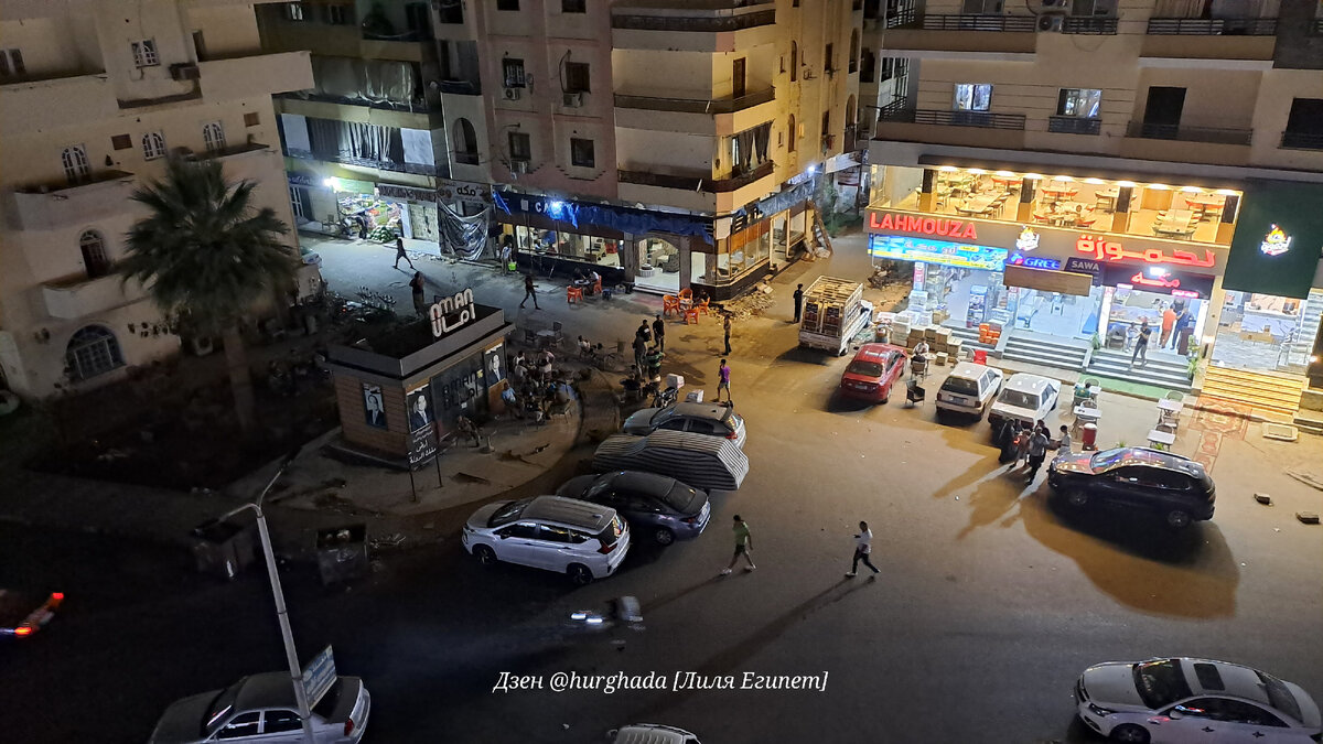 Улица Хургады в час ночи. Все магазины и кафетерии работают. 