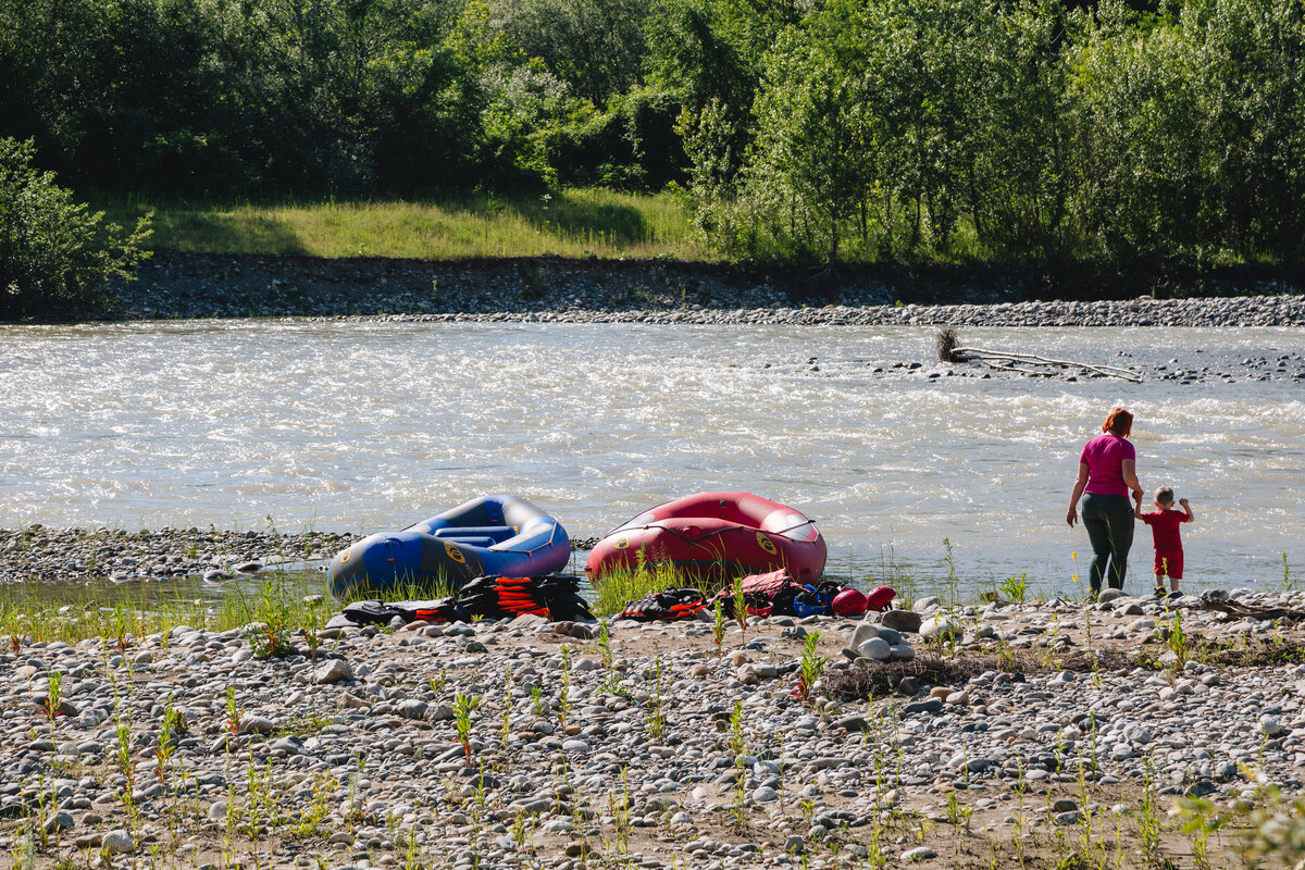 У нас было две. Одна красная более спокойная, а синяя лодка для экстремалов. Думаю, вы уже знаете, какую я выбрал. Фото: Андрей Белавин