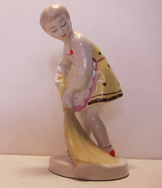 "Девочка с метёлочкой". 1954. Другой ракурс. Фото взято из свободного доступа в интернете. 