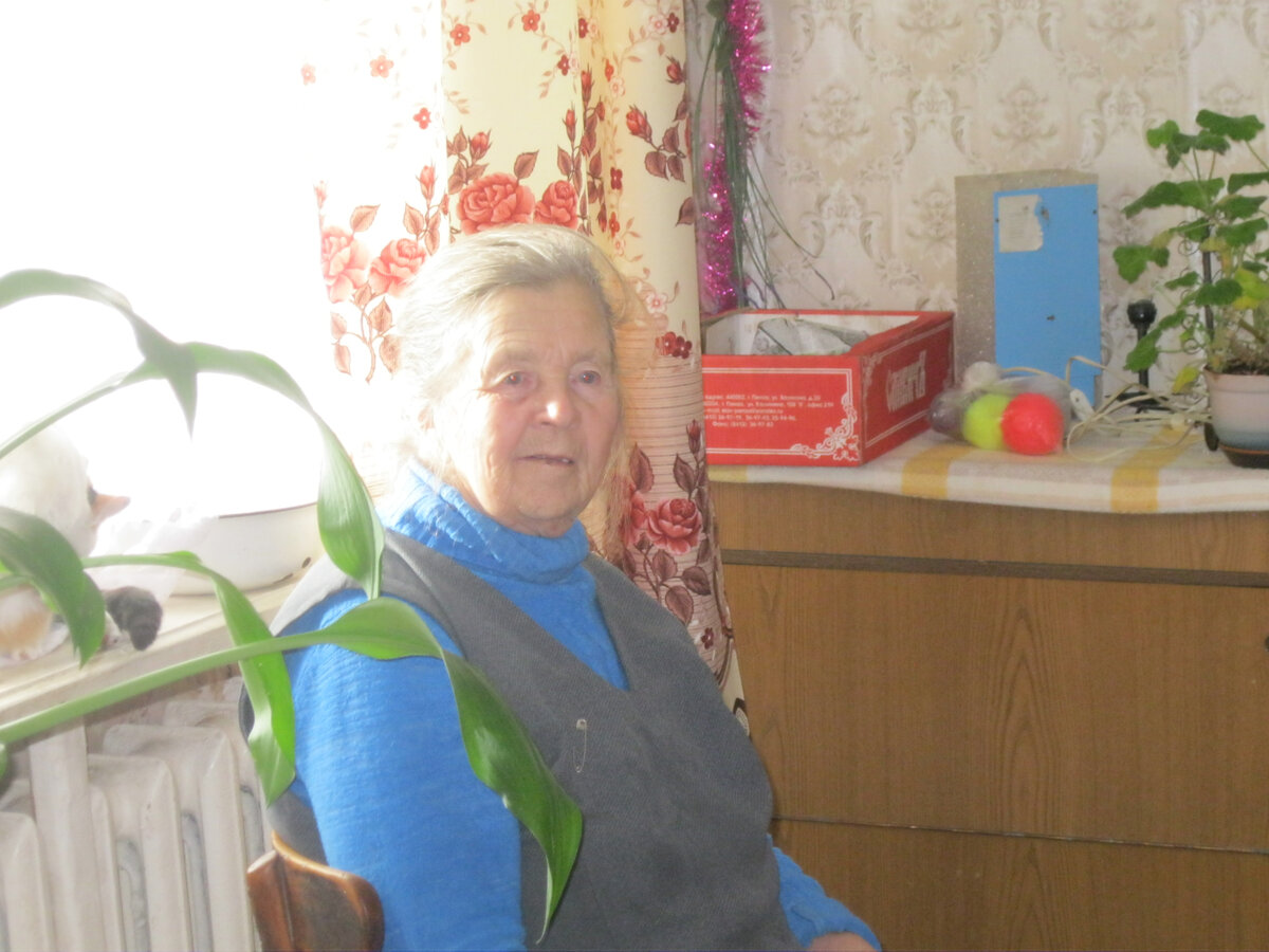 Моя бабушка. Её фотографии уже можно публиковать, потому что... ей уже всё равно. Случился "чёрный год". Но изображение используется только в иллюстративных целях.