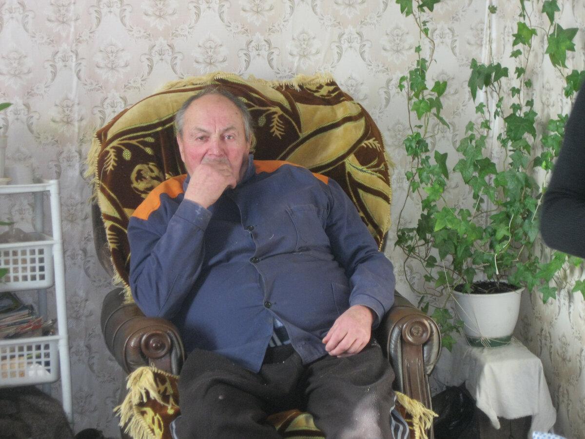 Мой дед. Не самый приятный в общении человек - но в тот день, когда я смогу сравняться с ним по заслугам, я сочту, что прожил жизнь не зря. Изображение тоже в иллюстративных целях... потому что в том "самом чёрном году" он умер первым. Так же, как и жил.