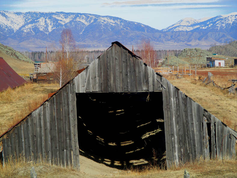 Въезд в один из цехов завода.  Фото автора.