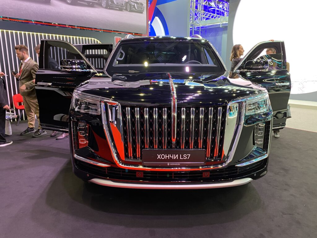 Единственная зарубежная автомобильная новинка, представленная в рамках проведения ПМЭФ-2024 – бронированный SUV Hongqi LS7 