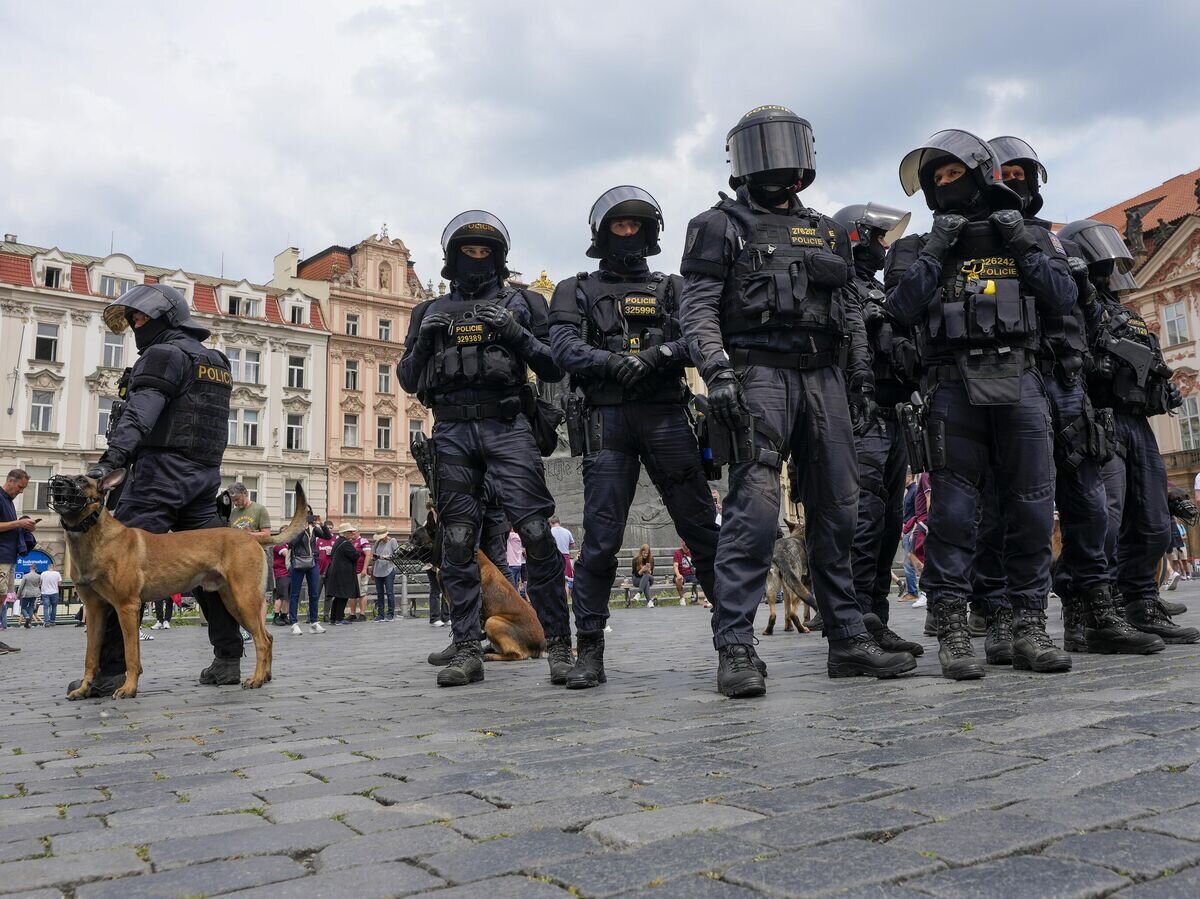    Сотрудники полиции Чехии в центре Праги© AP Photo / Darko Vojinovic