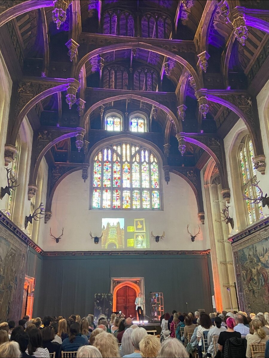 в читальне Камиллы не было. пока ...