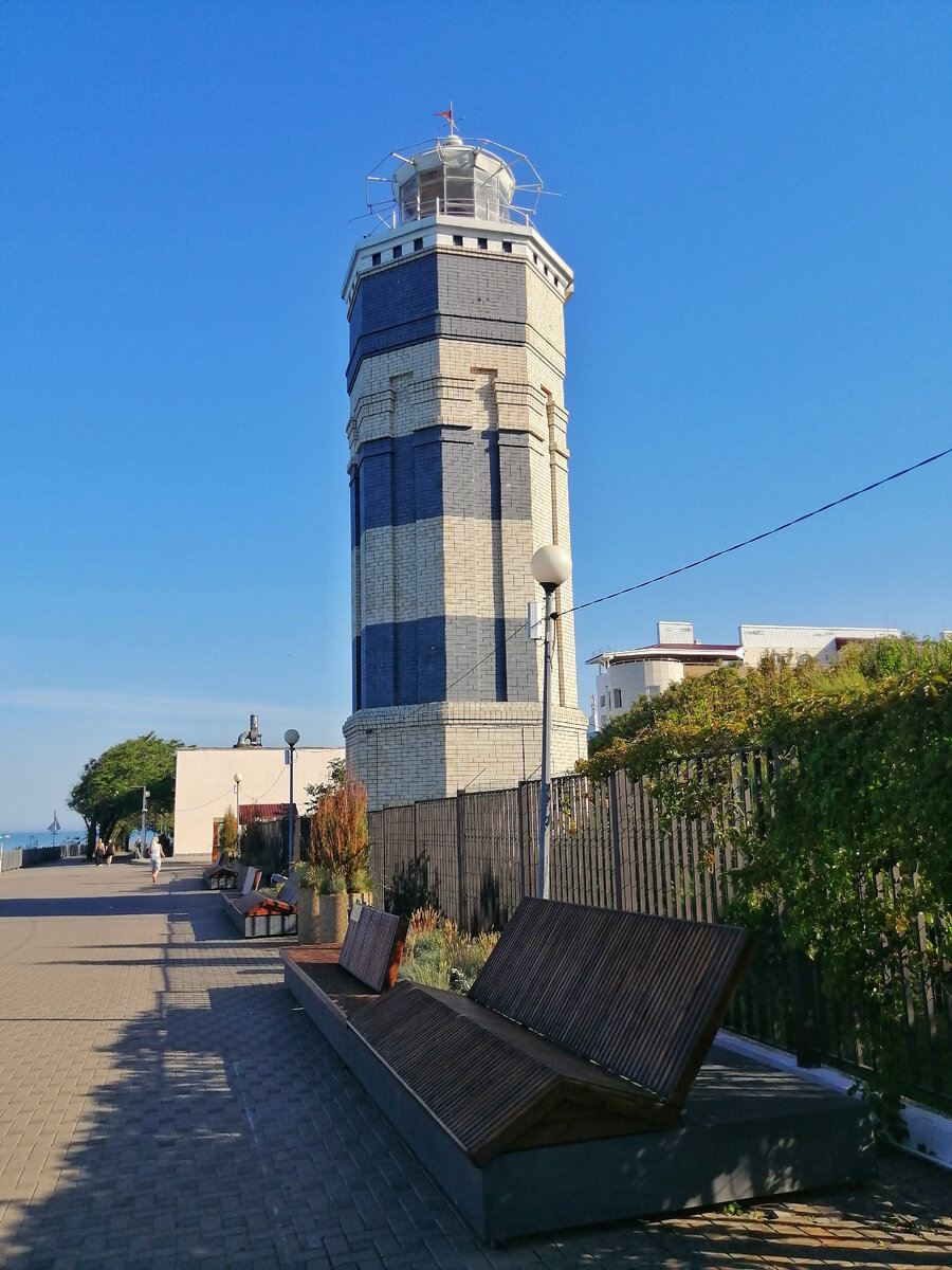 Скамейки возле анапского маяка.