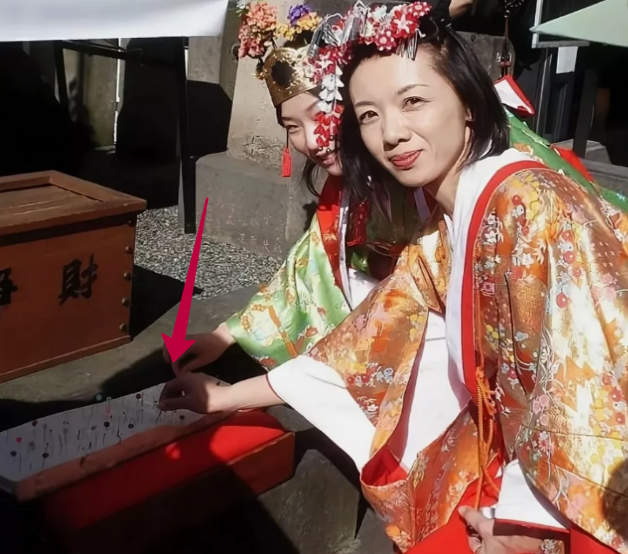 Девушки оделись красиво в яркие кимоно, праздник же!