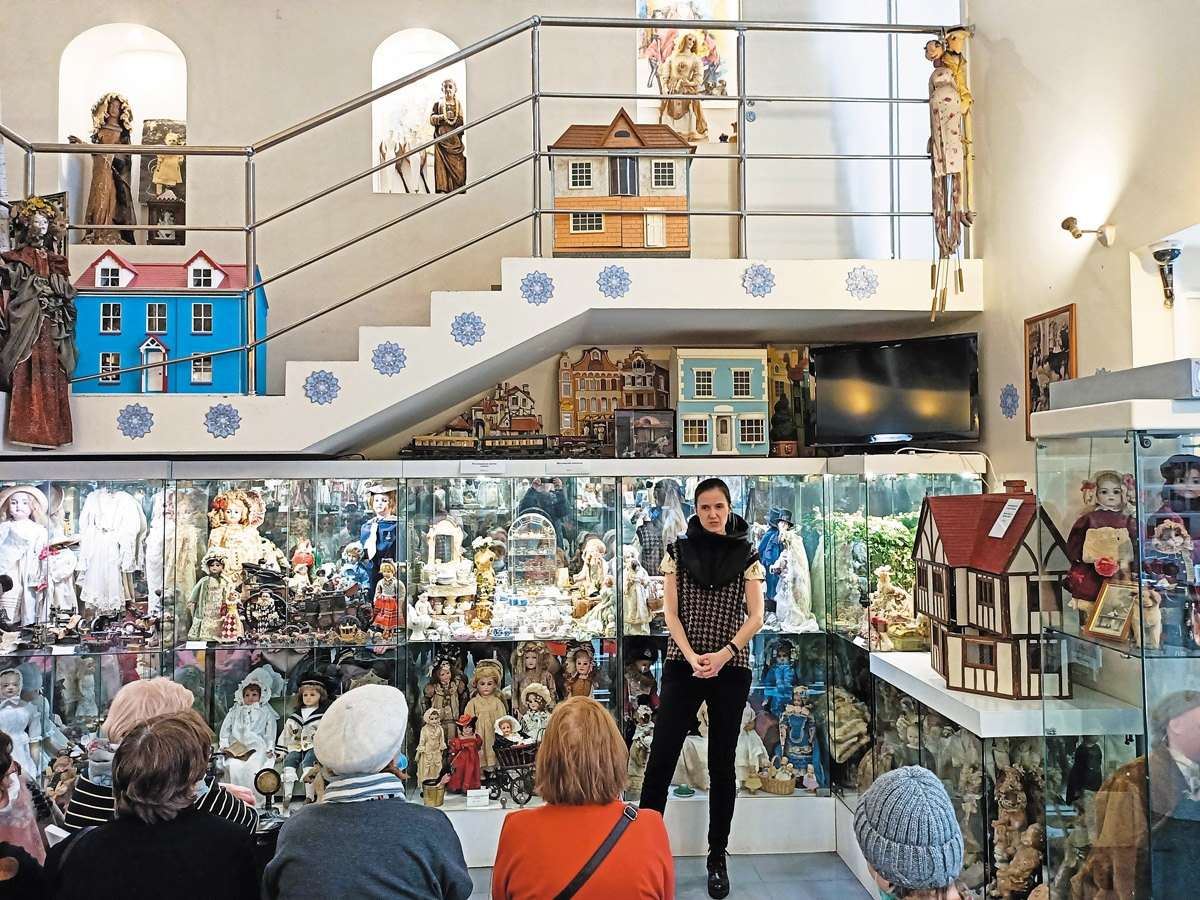 Директор музея Людмила Морозова ведёт экскурсию. Фото из открытых источников интернет