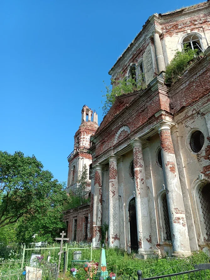 Церковь Троицы Живоначальной в Михайловском-Прудово