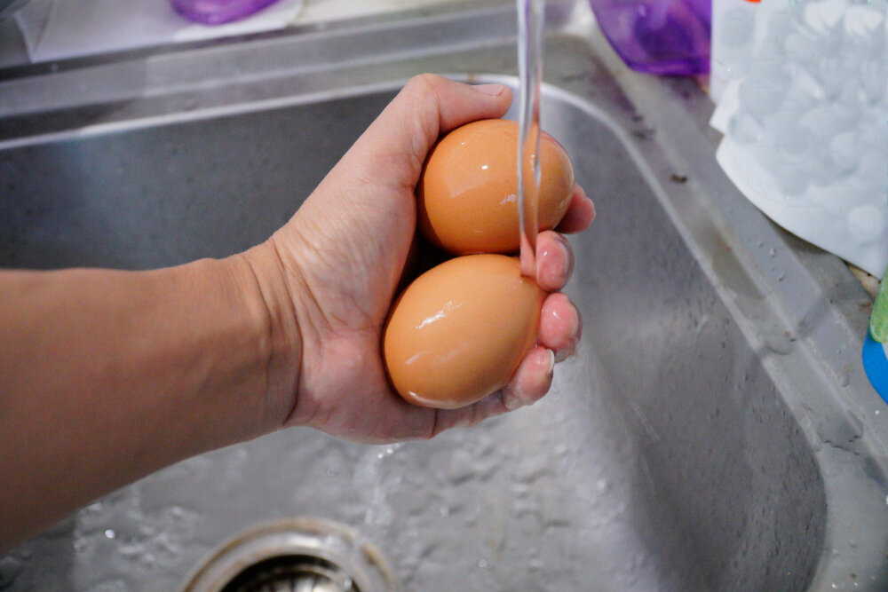 Мытье скорлупы, считает эксперт, может быть плохой идеей. Эксперт, профессор и специалист по безопасности пищевых продуктов Бенджамин Чепмен рассказал, нужно ли мыть свежие куриные яйца.