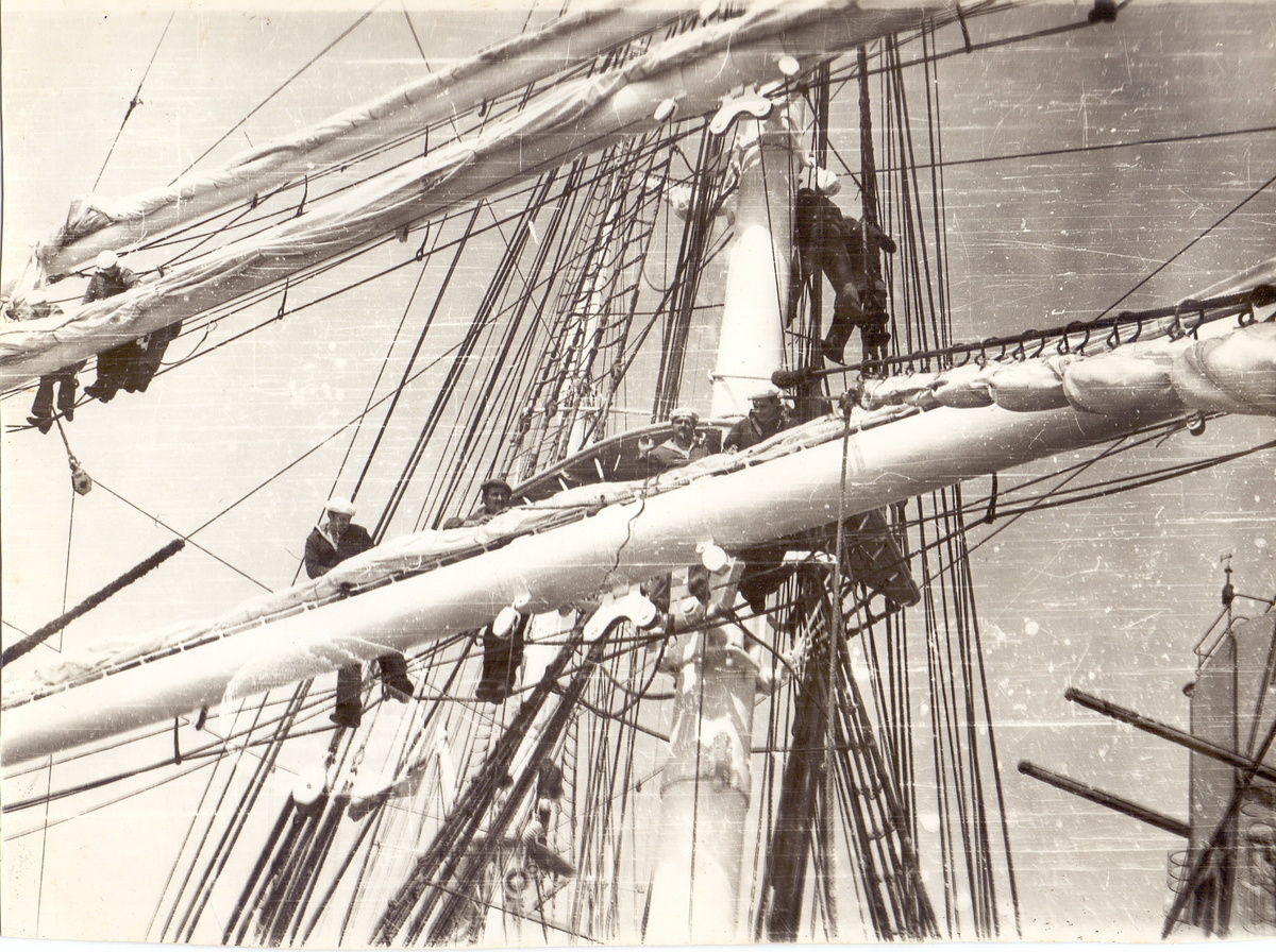 Укладка парусов.