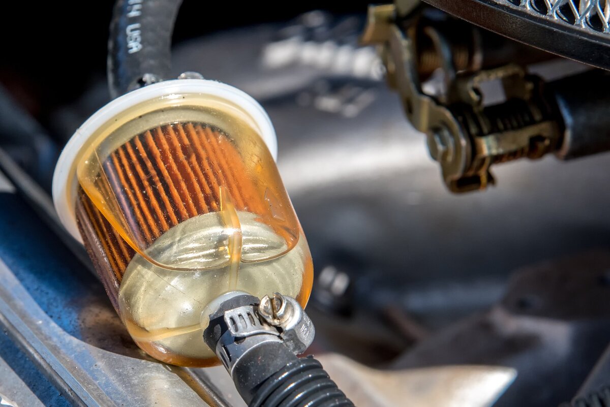 Некоторые автомобилисты забывают менять топливный фильтр в своем автомобиле, что может привести к поломке двигателя. Об этом «Газете.