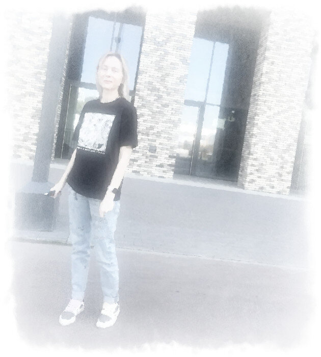 Худощавая блондинка с голубыми глазами Нюта хочет ещё улучшить свою фигуру