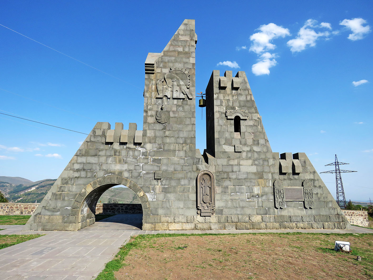 У начала спуска в Горис, старинный город в Сюнеке (то есть - на юге Армении), стоит колоритная стела, известная как "Зангезур": На неё можно влезть по крутой лестнице, что мы и сделали, спасаясь от...