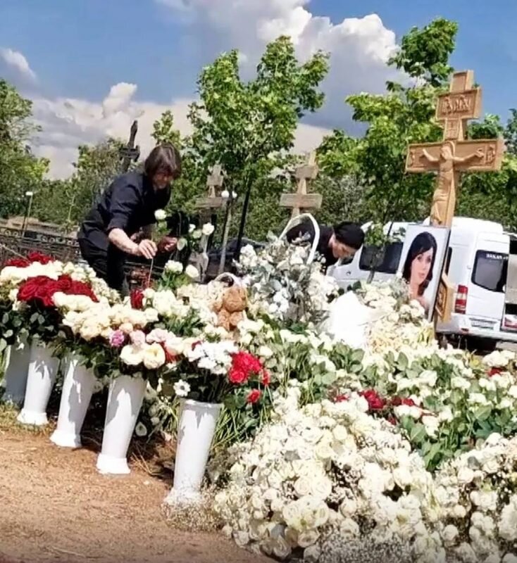 Папа, вертолет, смотри!»: 5-летняя дочь Заворотнюк разгоняет скорбь родных  у могилы мамы | БлокнотРУ | Дзен