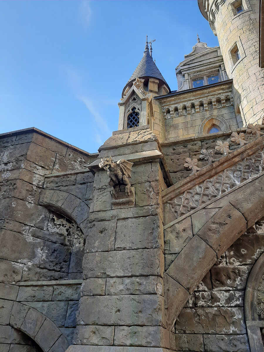 Видишь горгулью? а она есть)))