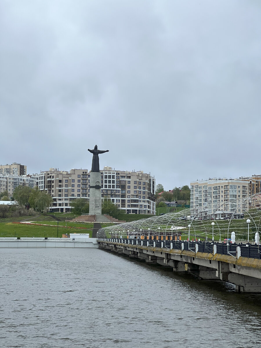 Мать-покровительница на противоположном берегу реки Чебоксарки