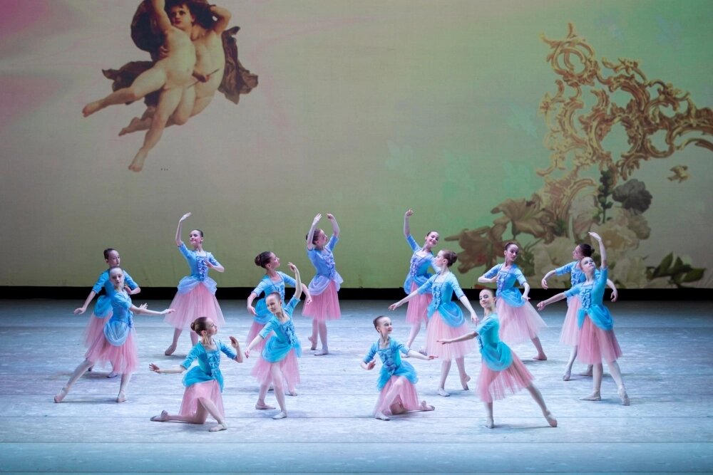   С первого класса учащиеся Уральского хореографического колледжа осваивают свою будущую профессию, приучаясь к большой сцене. Фото:  Пресс-служба / Марина Соловьёва