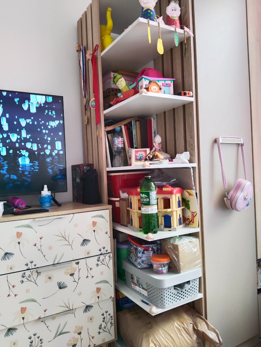 А это второй стеллаж. Вписался аккурат между шкафом и комодом. А вот красоту никак пока не наведу, времени не хватает. 