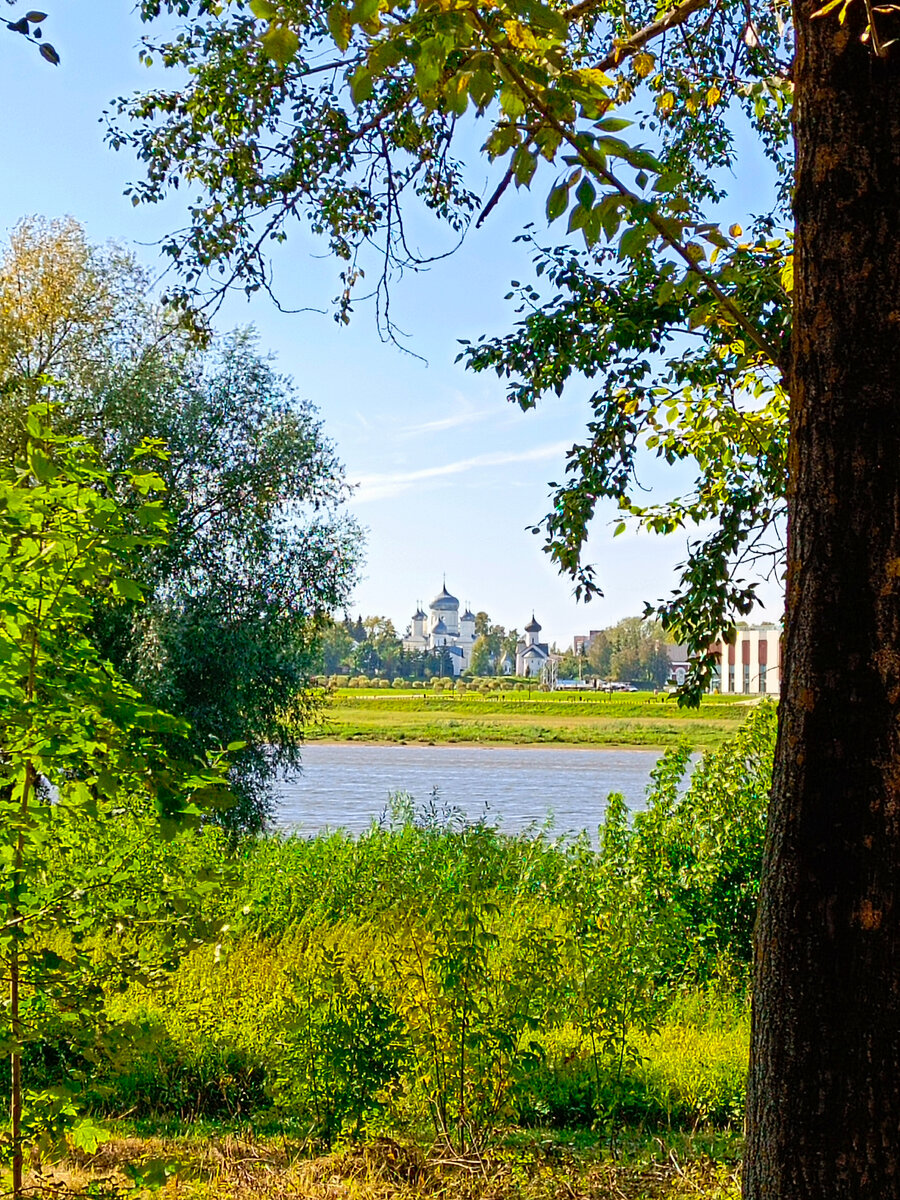 Великий Новгород, вид на Покровский Собор. Фото автора.