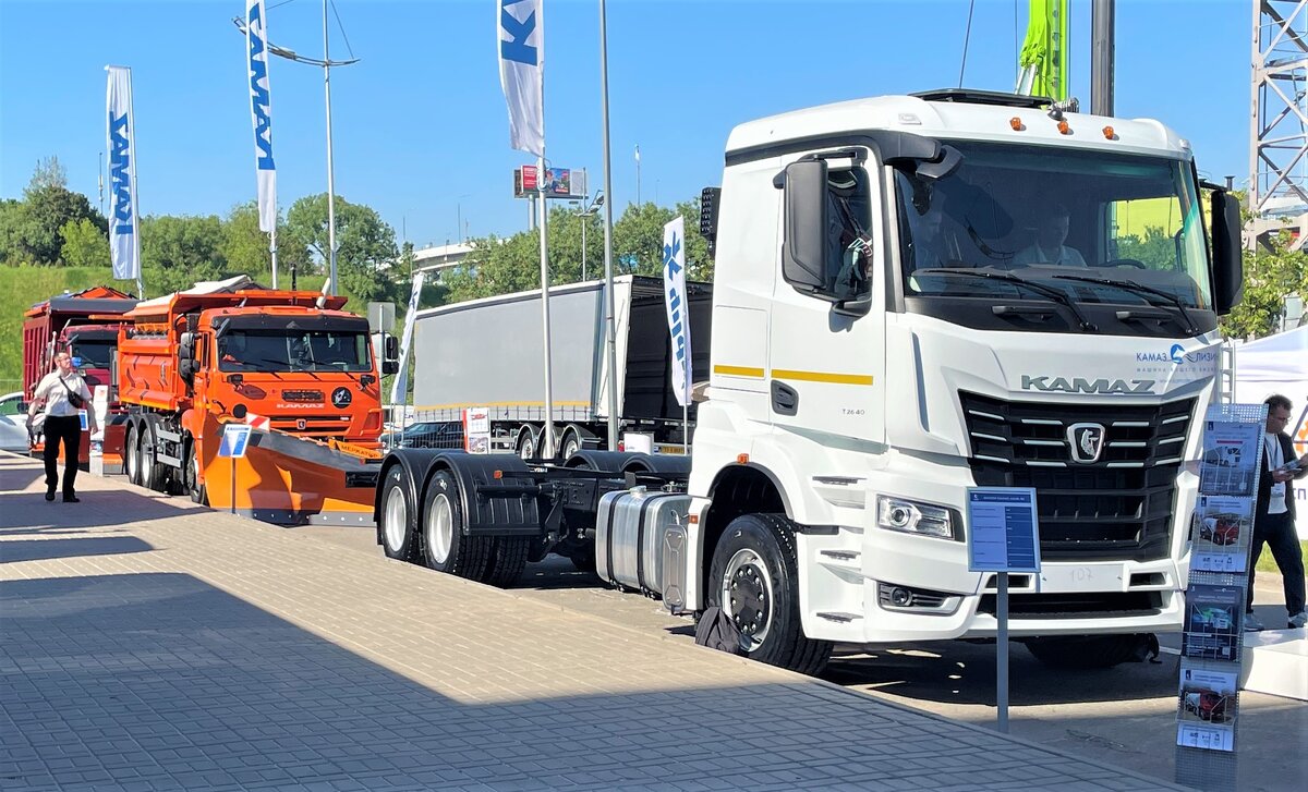 На выставке спецтехники CTT Expo 2024 в Москве, в конце мая ПАО КамАЗ выставил несколько моделей грузовиков, выпускаемых, и пред серийных образцов.