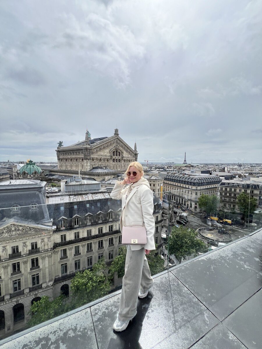 Это я в Париже. Мой любимый европейский город.