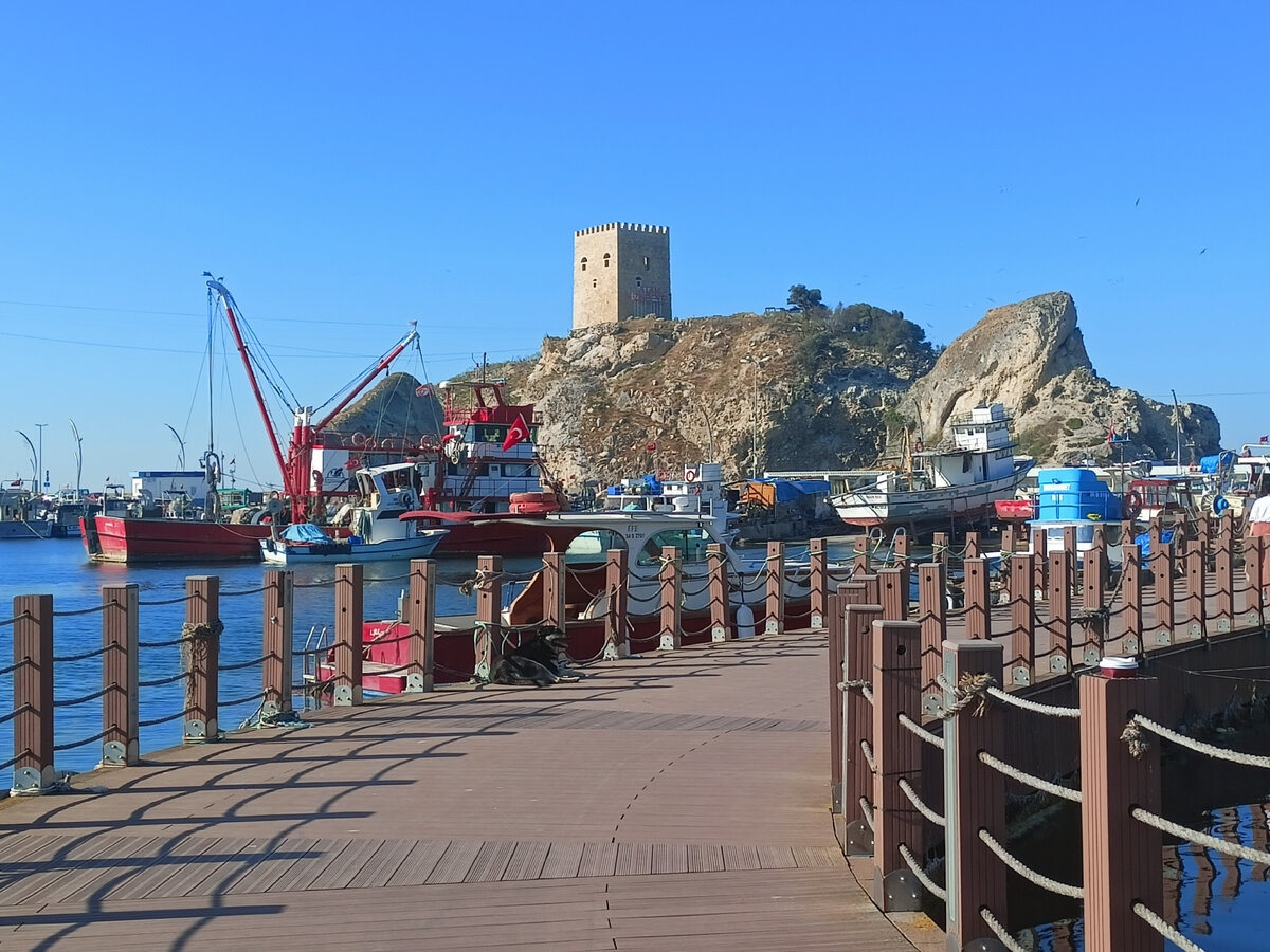 Крепость видна со всех точек города, например, с деревянной набережной