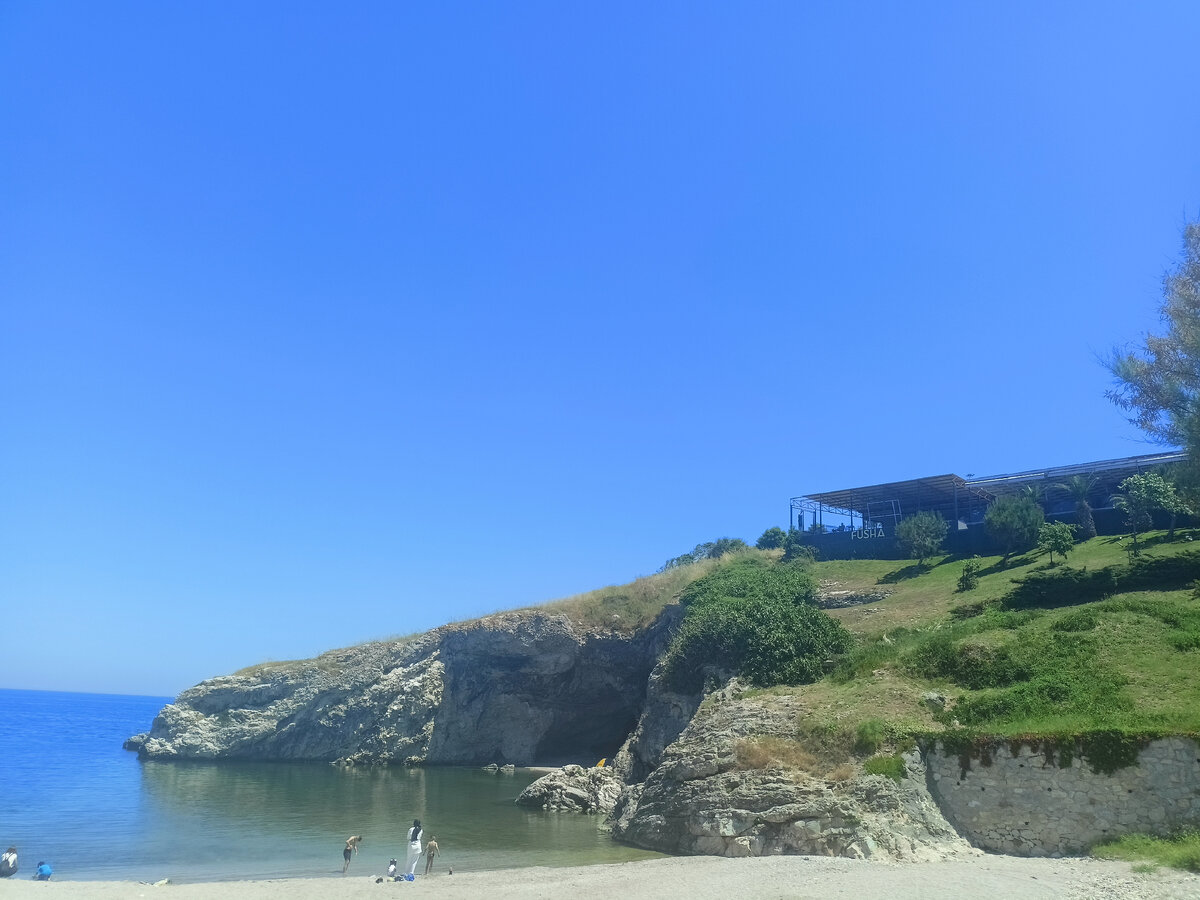 Вид на пляж и скалы в центре города. Листаем вправо, чтобы увидеть всё