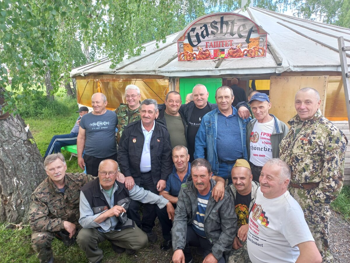 9.06.2024г. Воины ГСВГ из родного для автора района в гаштете.