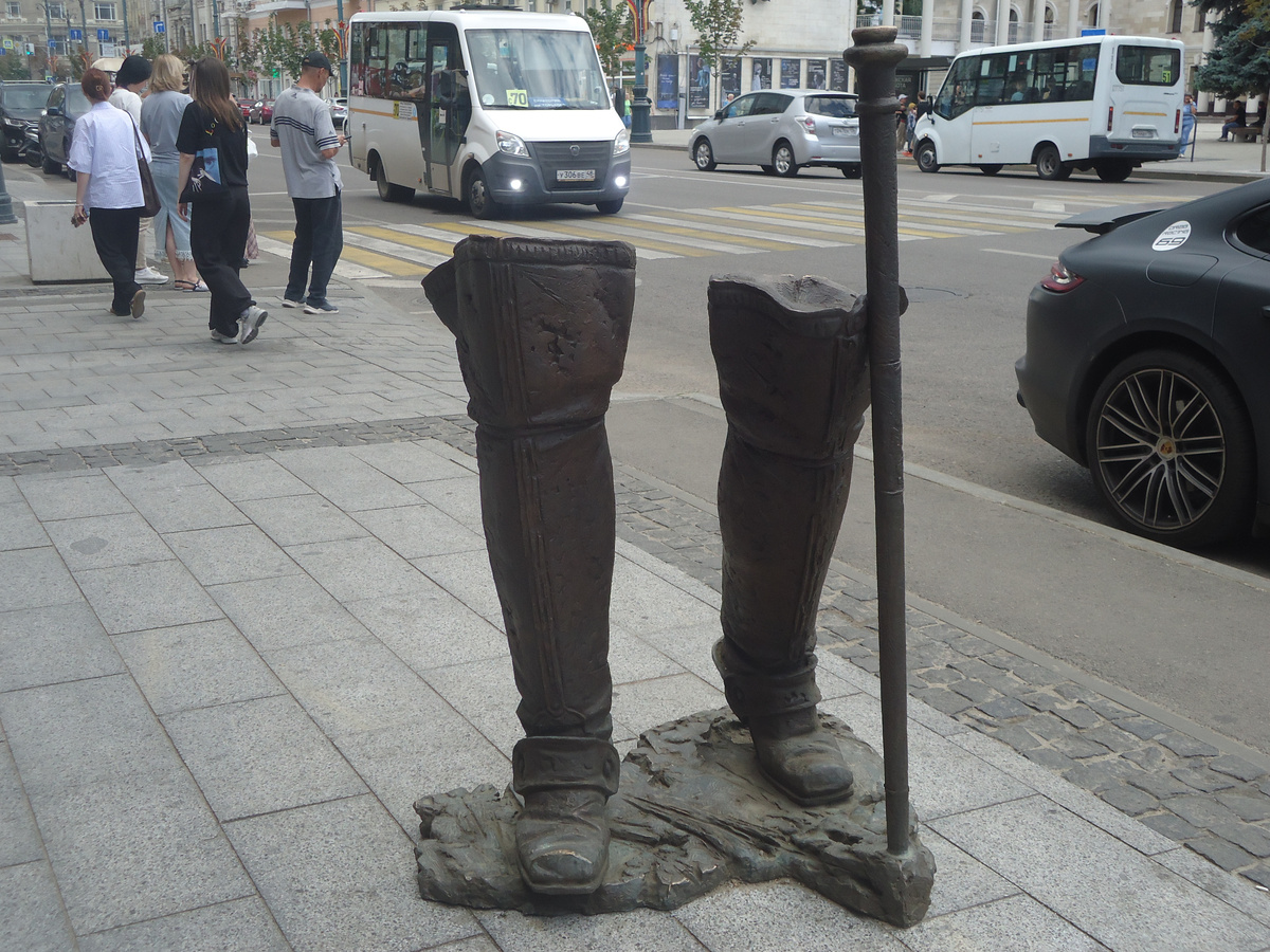 Сапоги Гулливера. На проспекте Революции в Воронеже. Из архива автора.