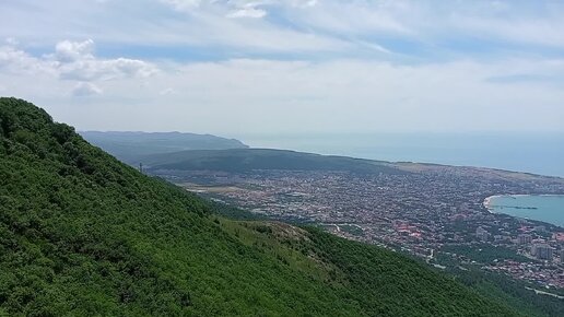 Обзор с высоты Маркхотского хребта. Вид на Геленджикскую бухту.