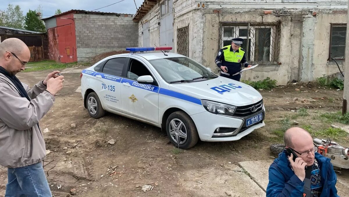 Свердловские автоинспекторы протаранили мотоцикл с двумя детьми | НОВЫЕ  ИЗВЕСТИЯ | Дзен