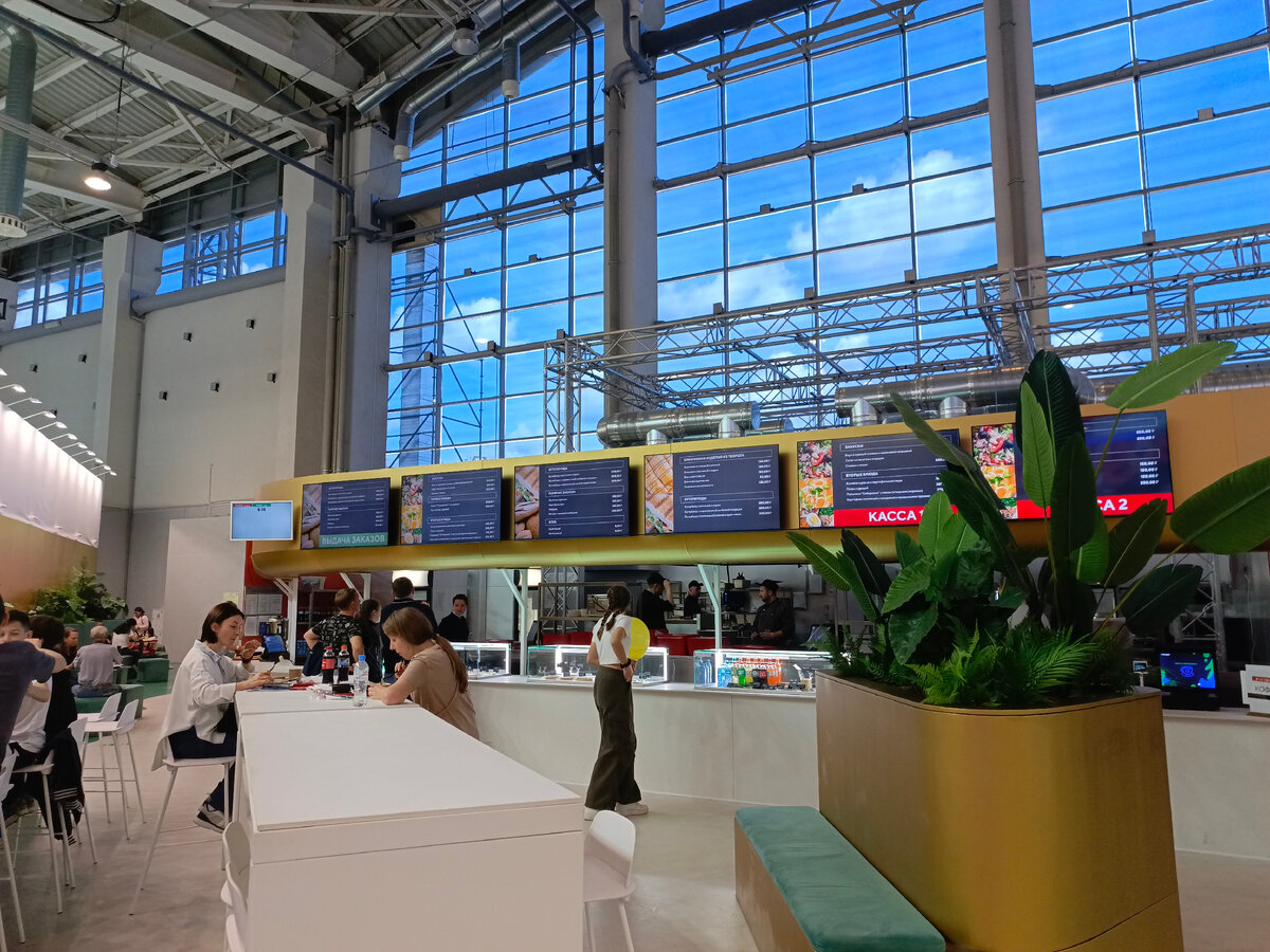 Фудкорт в павильоне №75. Фото автора