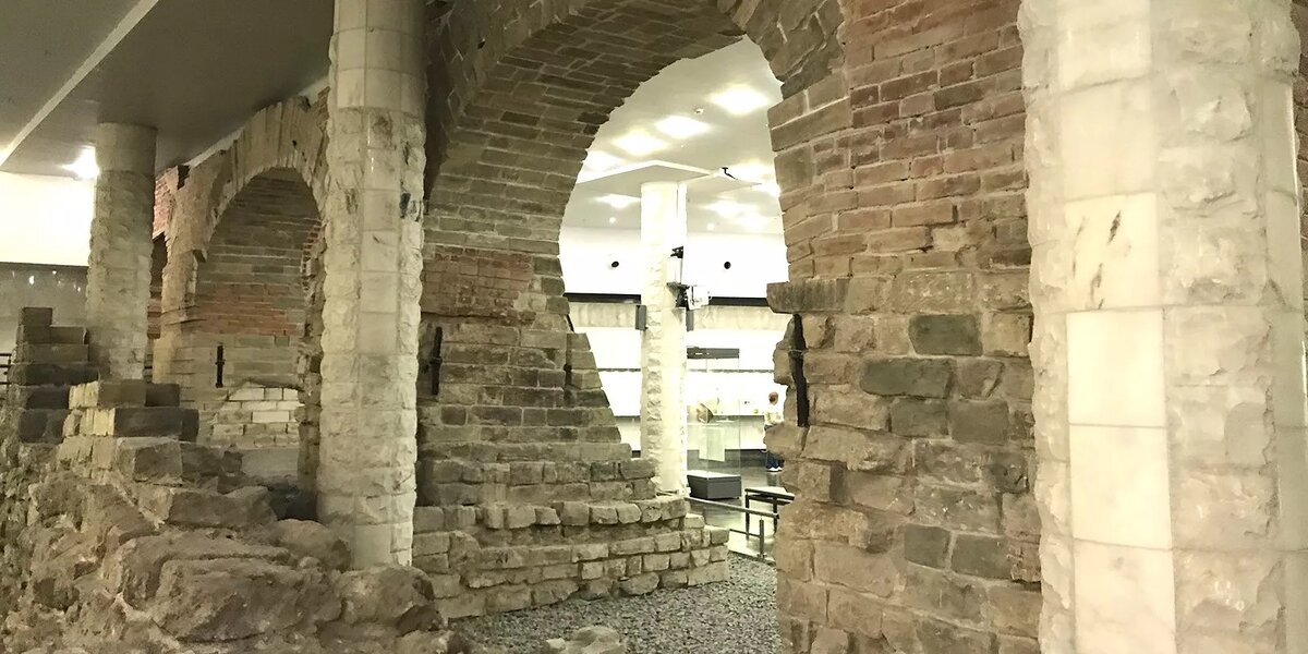 Фрагменты Воскресенского моста в Музее археологии Москвы, 2019. Фото отсюда: https://www.mos.ru