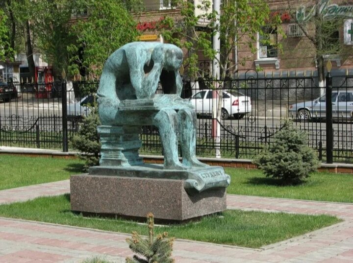 Памятник Студенту в Саратове