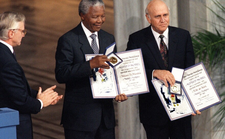 Нельсон Мандела и Фредерик де Клерк получают Нобелевскую премию мира в 1993 г. за демонтаж апартеида, который произойдёт в следующем 1994 году по результатам всеобщих выборов с участием всех рас и этнических групп. 