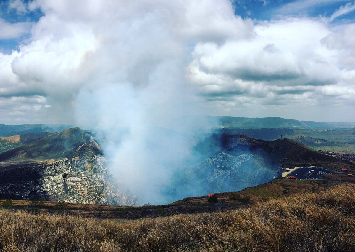 Дым, поднимающийся из жерла вулкана.