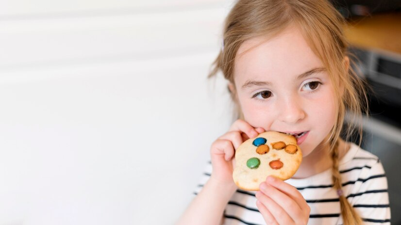 https://ru.freepik.com/free-photo/front-view-little-girl-eating-cookie_9007246.htm#fromView=search&page=1&position=3&uuid=d74d19d2-9345-4819-a71a-27475259310a