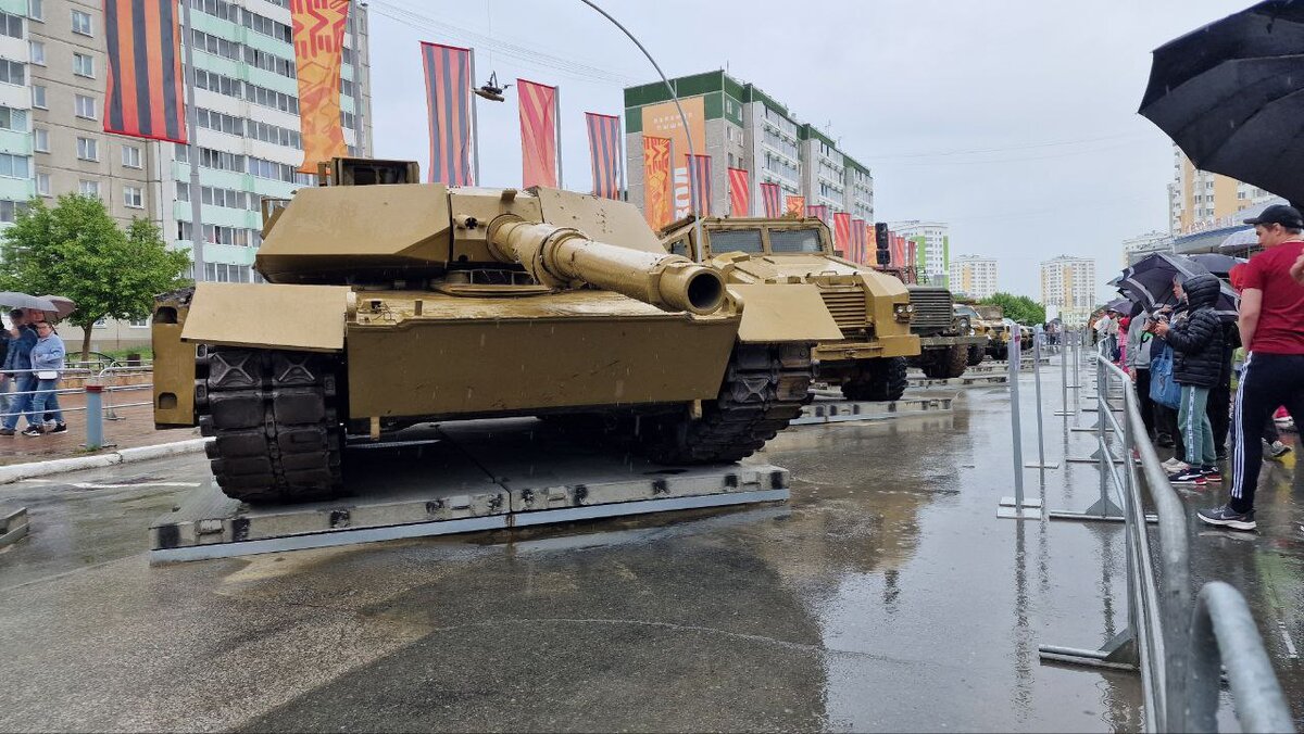 В Екатеринбурге (а точнее, в Верхней Пышме) будет неделю демонстрироваться образцы захваченных целыми и подбитых танков, БМП и прочей техники наших западных врагов.-2