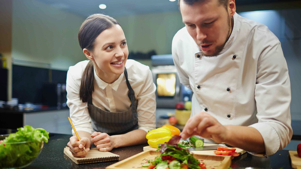 Кулинарные мастер-классы часто проходят в уютных студиях с профессиональными поварами