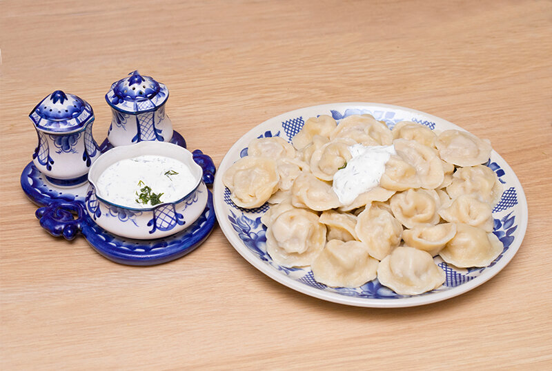 Домашние пельмени со сметанным соусом