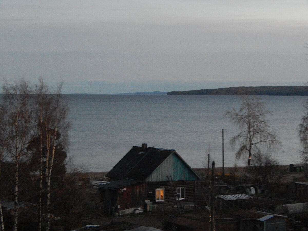 Вид из окна на Онежское озеро.