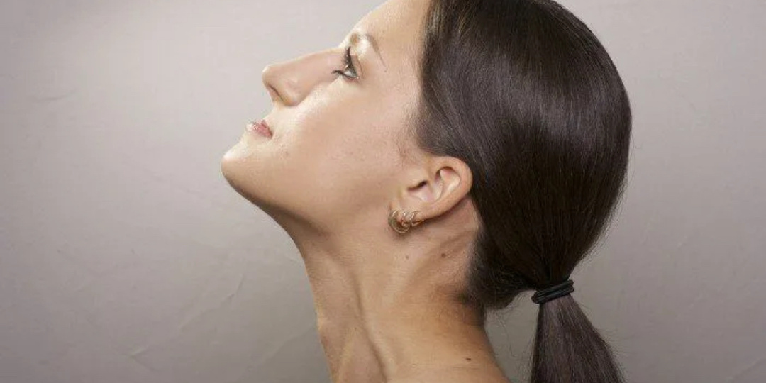 3 упражнения для подтяжки овала лица и шеи, которые я люблю делать с утра, лежа в постели