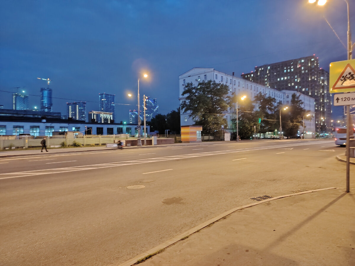 Вид на Moscow Holiday Hotel от остановки