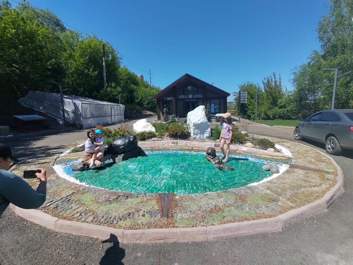 Теперь в Иркутске есть еще одно место, где мамы с детьми, туристы  друг с другом могут красиво попасть в собственную историю. 
Когда мы приехали, совершенно незнакомые люди фотались.