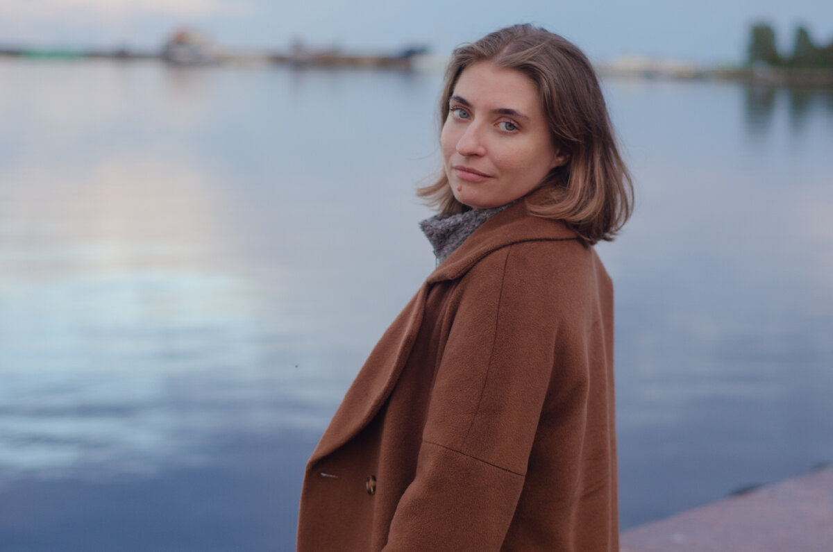 А вот как раз 3 года назад я, в Петрозаводске, за спиной Онега, на голове каре.